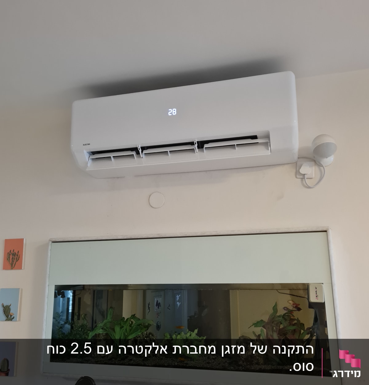 מזגן קיר עם תצוגת טמפרטורה דולקת